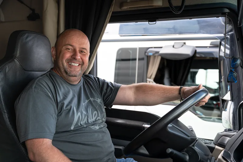 Berufskraftfahrer im Cockpit eines MAN