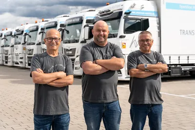 Drei Fahrer vor dem Fuhrpark