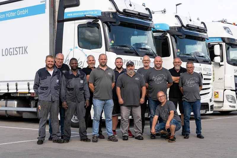 Team der Spedition Hütter vor einem LKW