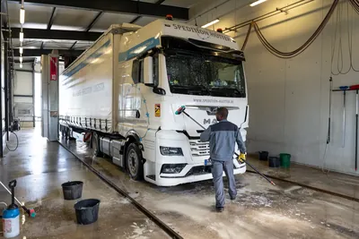 LKW in der Waschhalle